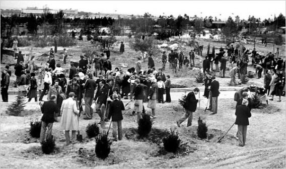 Севастополь -  парк Победы - закладка аллеи Олимпийцев 4 октября 2983г. Севастополь -  парк Победы - закладка аллеи Олимпийцев 4 октября 2983г.